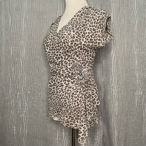 Cach’e leopard surplice top - Picture 2 of 6